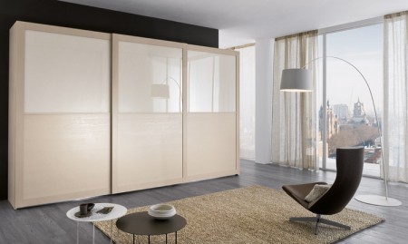 N°106 Armadio come foto ma proposto a due antoni, misura L 281 P 64/67 H254 struttura tamburrata con vetri superiori laccati avorio, struttura e frontali in frassino corda o bianco prezzo  1750,00